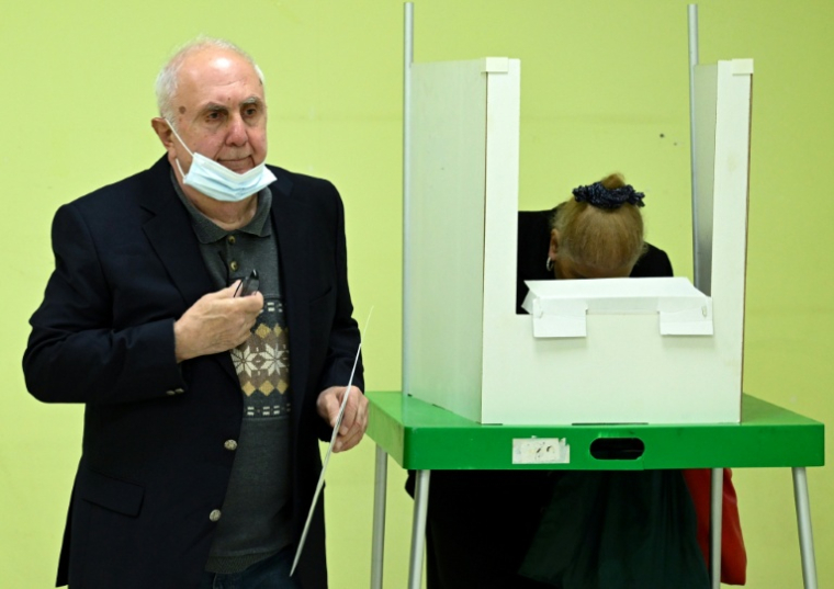 Des électeurs votent aux élections locales à Tbilissi, le 4 octobre 2025 en Géorgie ( AFP / Vano SHLAMOV )