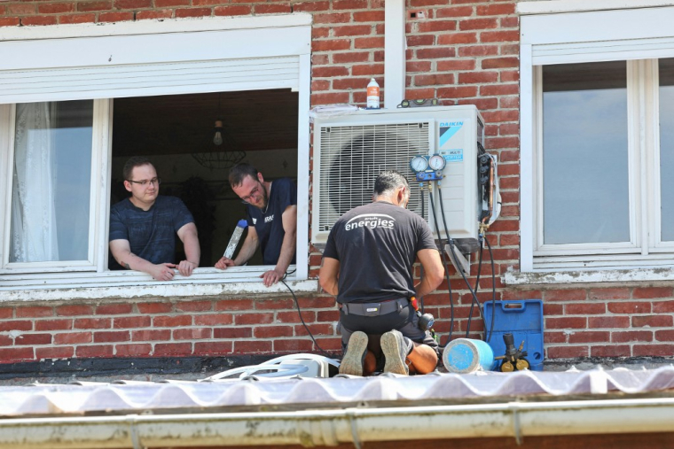 Le bond des travaux de climatisation n'a bénéficié qu'aux secteurs de la couverture-plomberie-chauffage et de l'électricité (illustration) ( AFP / FRANCOIS LO PRESTI )