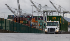 Des conteneurs d'expédition sont visibles au port d'Oakland, Californie