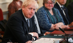 GRANDE BRETAGNE: LA CRISE POLITIQUE S'AMPLIFIE ALORS QUE DEUX MINISTRES LÂCHENT JOHNSON