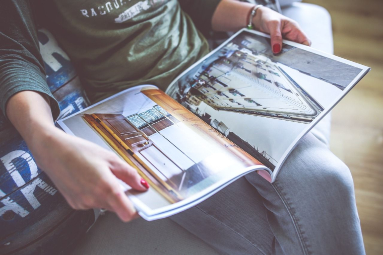 À l'instar des cabines téléphoniques qui ont définitivement disparu du paysage, assistons-nous à la lente et inexorable fin des catalogues publicitaires papiers et des prospectus ? (Crédits photo : Pixabay - Karolina Grabowska )
