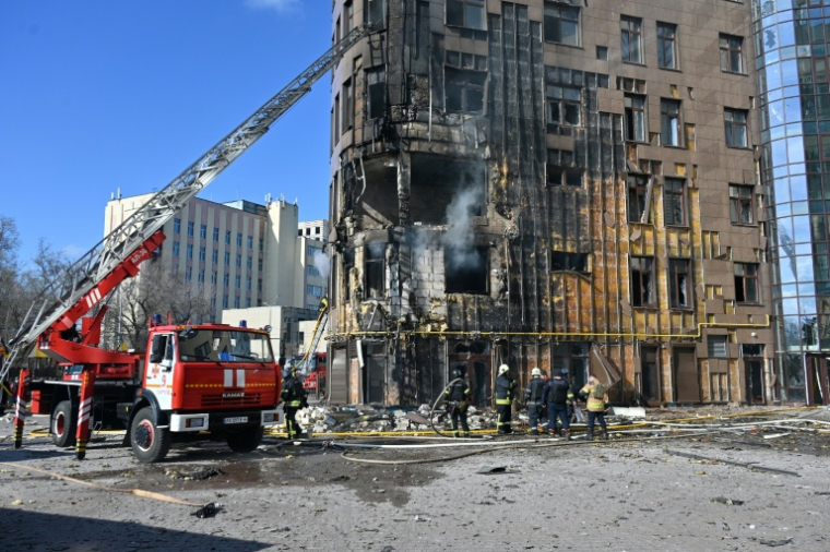 Des pompiers devant un immeuble endommagé par une frappe de drone à Kharkiv, le 2 avril 2026 en Ukraine ( AFP / SERGEY BOBOK )