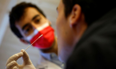 Un professionnel de la santé administre un écouvillon nasal à un patient dans un centre de dépistage du coronavirus à Nantes