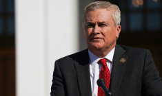 Le président de la commission d'enquête parlementaire en charge de l'affaire Epstein James Comer, s'exprimant à Chappaqua (New York) en marge de l'audition de l'ancien président Bill Clinton, le 27 février 2026 ( GETTY IMAGES NORTH AMERICA / David Dee Delgado )