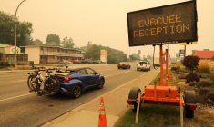 Un panneau dirige les automobilistes vers un site d'évacuation à Vernon
