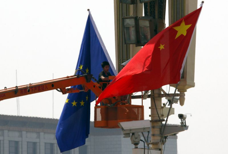 Un drapeau de l'UE et de la Chine
