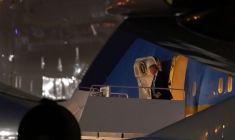 Le président américain Donald Trump descend d'Air Force One après son retour anticipé du sommet des dirigeants du G7 au Canada, à la base militaire conjointe Andrews