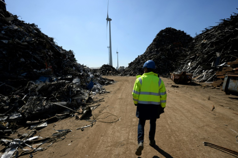 Un employé sur le chantier Galloo de démantèlement de bateaux à Gand, en Belgique, le 29 avril 2025 ( AFP / Nicolas TUCAT )