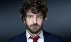 L'écrivain français Abel Quentin pose à Paris le 19 octobre 2021 ( AFP / JOEL SAGET )