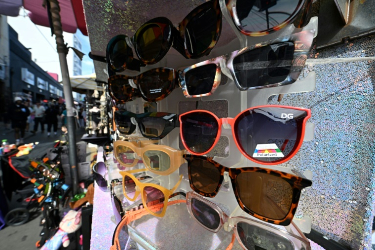 Des lunettes de soleil Made in China à la vente dans un magasin de produits bon marché à Los Angeles, le 11 avril 2025 ( AFP / Robyn Beck )