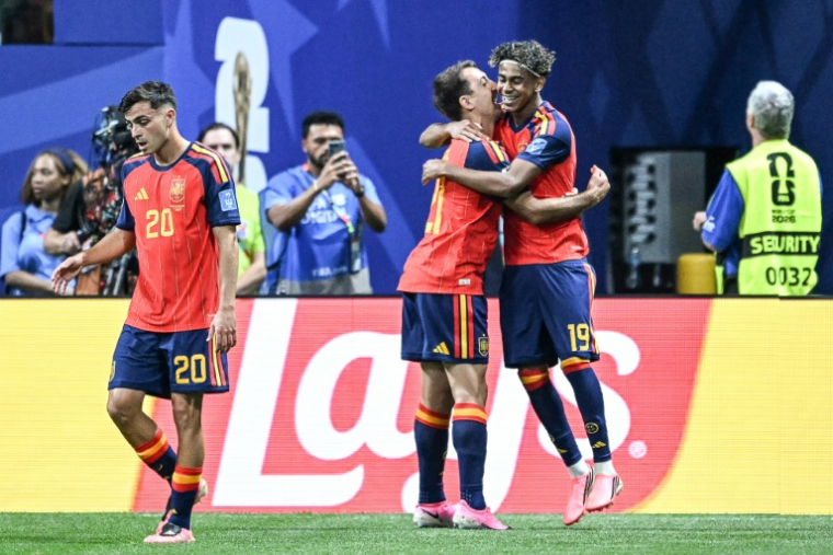 Lamine Yamal (à droite) dans les bras de Mikel Oyarzabal après avoir inscrit le premier des quatre buts de la victoire espagnole face à l'Arabie saoudite (4-0) le 2 juin 2026 à Atlanta  ( AFP / ROBERTO SCHMIDT )