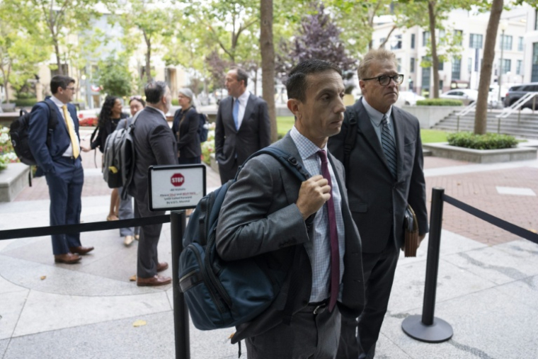 Des avocats de la défense de Meta attendent d'entrer dans le complexe fédéral Ronald V. Dellums à Oakland, en Californie, le 12 août 2026, lors de la sélection du jury ( AFP / Godofredo A. VÁSQUEZ )