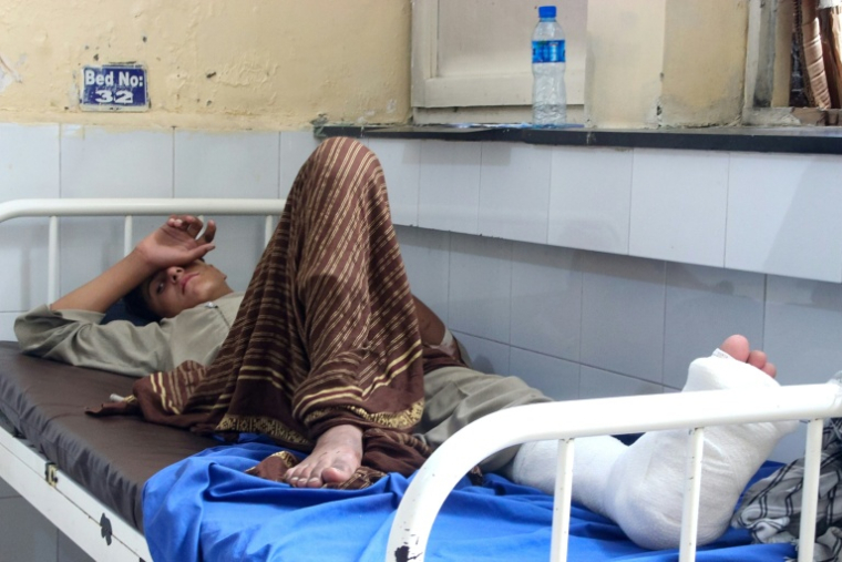 Un blessé sur un lit d'hôpital à Jalalabad, le 1er septembre 2025 après un tremblement de terre qui a frappé un village de l'est de l'Afghanistan ( AFP / Aimal ZAHIR )