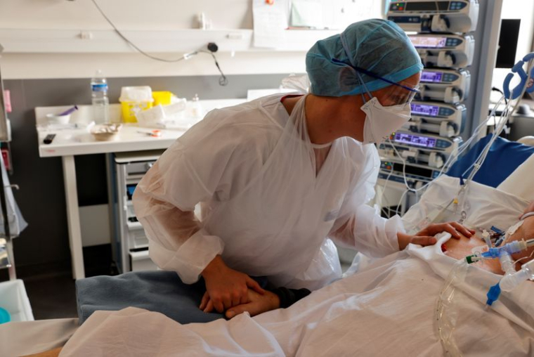 CORONAVIRUS: LE SEUIL DES 60.000 CAS EN 24 HEURES FRANCHI POUR LA PREMIÈRE FOIS EN FRANCE