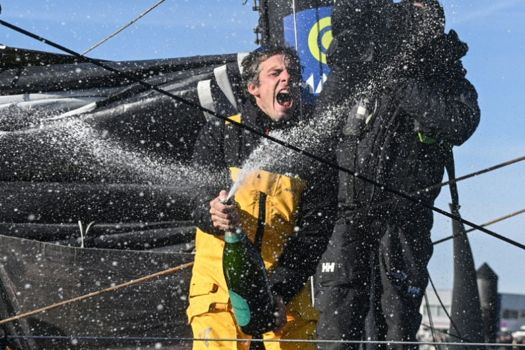 Charlie Dalin à bord Macif célèbre sa victoire dans le Vendée Globe aux Sables-d'Olonne le 14 janvier 2025 ( AFP / Sebastien Salom-Gomis )