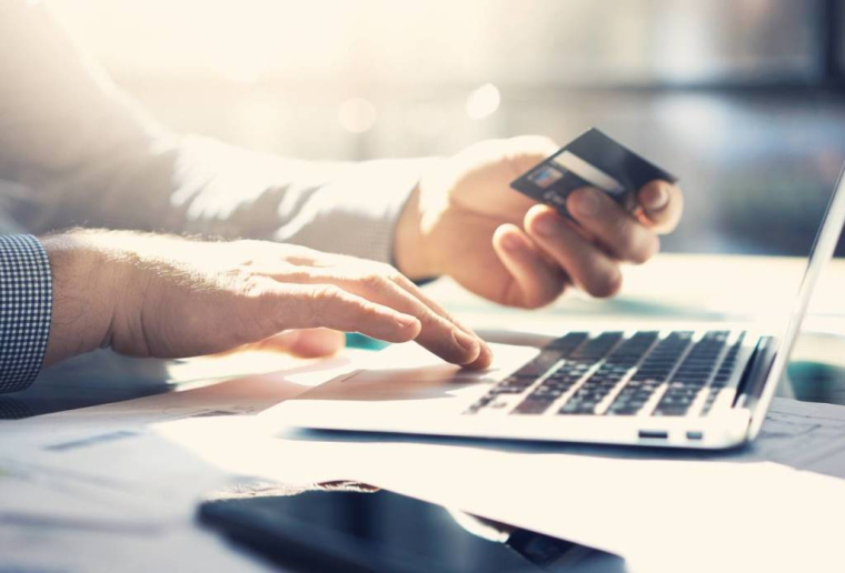 Vacances : comment envoyer de l’argent à l’étranger ? / iStock.com - Pinkypills