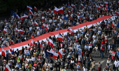 Des partisans du candidat à la présidentielle, Rafal Trzaskowski, maire pro-UE de Varsovie et membre de la Coalition civique, lors d'un rassemblement de campagne à Varsovie, le 25 mai 2025, une semaine avant le deuxième tour des élections ( AFP / Sergei GAPON )