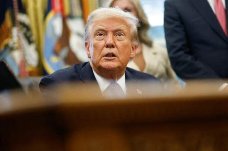 Le président américain Donald Trump répond aux questions des journalistes dans le bureau ovale de la Maison Blanche, à Washington, le 15 septembre 2025 ( GETTY IMAGES NORTH AMERICA / Kevin Dietsch )