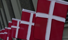 Des drapeaux danois flottent dans une rue du centre de Copenhague