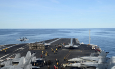 Un avion de chasse F-18E décolle du porte-avions USS Gerald R. Ford lors l'exercice Neptune Strike 2025 de l'Otan, le 24 septembre 2025 en mer du Nord ( AFP / Jonathan KLEIN )