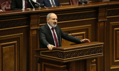 Le Premier ministre arménien Nikol Pachinian s'adresse au Parlement à Erevan