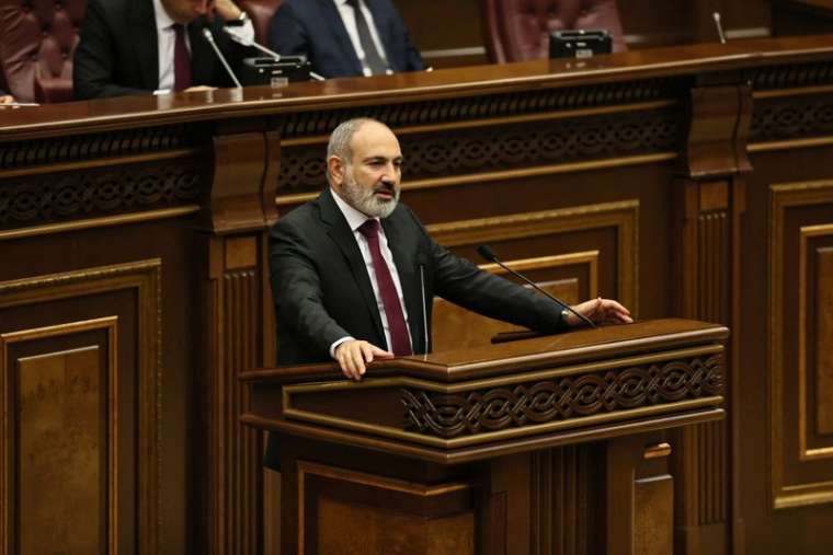 Le Premier ministre arménien Nikol Pashinyan s'adresse au Parlement après une escalade des hostilités concernant la région du Haut-Karabakh, à Erevan, en Arménie