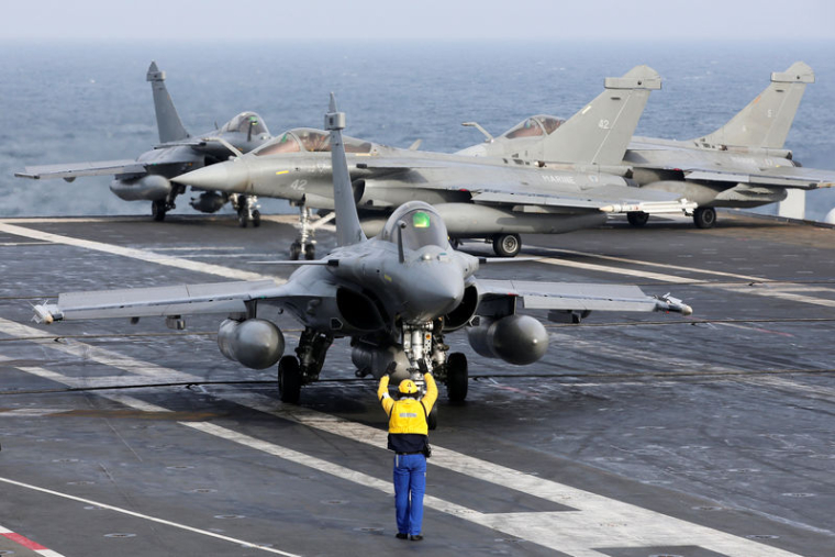 LE CHARLES-DE-GAULLE, UN PORTE-AVIONS TAILLÉ POUR LA GUERRE ET LA DIPLOMATIE