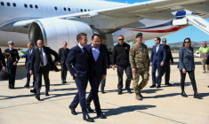 Le président français Emmanuel Macron (G) est accueilli par son homologue chypriote Nikos Christodoulides (D) à son arrivée à Paphos, à Chypre, le 9 mars 2026  ( POOL / Gonzalo Fuentes )