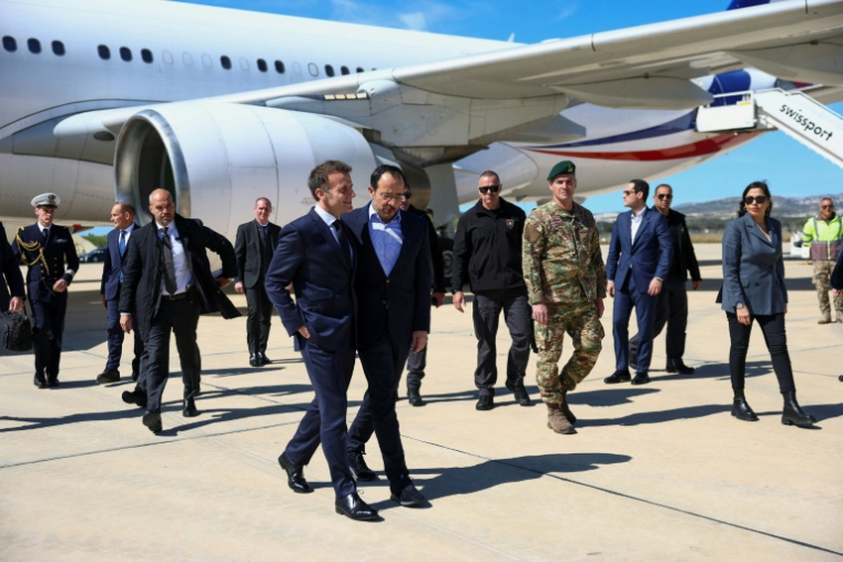 Le président français Emmanuel Macron (G) est accueilli par son homologue chypriote Nikos Christodoulides (D) à son arrivée à Paphos, à Chypre, le 9 mars 2026  ( POOL / Gonzalo Fuentes )