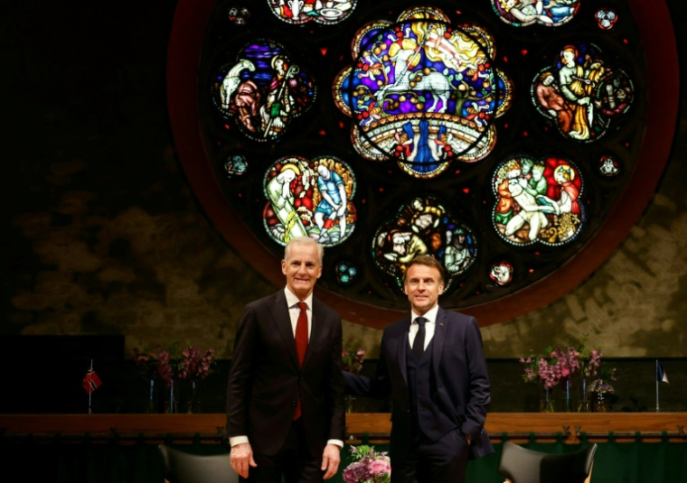 Le président français Emmanuel Macron (g) et le Premier ministre norvégien Jonas Gahr Støre lors d'une rencontre à la forteresse d'Akershus, à Oslo, le 23 juin 2025 en Norvège ( AFP / Odd ANDERSEN )