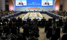Le ministre sud-coréen du commerce Cheong In-kyo (à l'écran) fait un discours lors de l'ouverture de l'APEC  à Jeju en Corée du sud le 15 mai 2025 ( YONHAP / - )