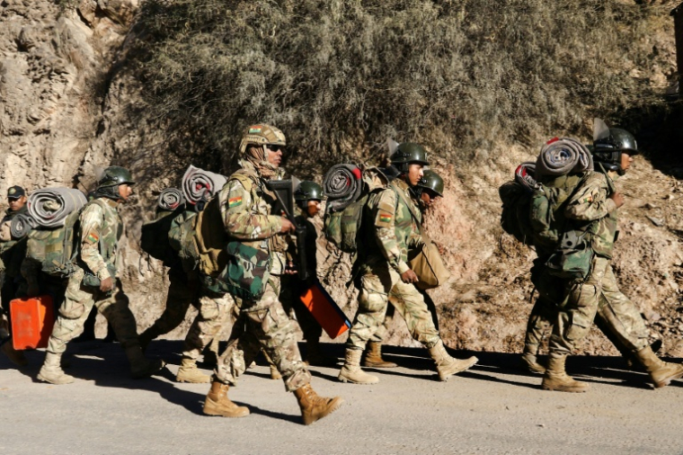 Des soldats boliviens patrouillent sur l'autoroute Cochabamba-La Paz, près de Parotani, dans le département de Cochabamba, en Bolivie, le 20 juin 2026 ( AFP / DAVID FLORES )