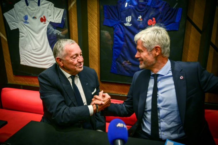 L'ancien patron de l'OL Jean-Michel Aulas, à gauche, et le LR Laurent Wauquiez, à droite, à Lyon le 4 septembre 2025 ( AFP / OLIVIER CHASSIGNOLE )