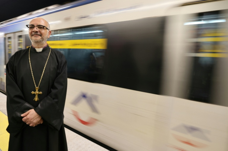 Sahak Khosrovian, un représentant du clergé chrétien, visite la nouvelle station de métro Maryam Moghaddas ("Sainte-Marie" en persan) de Téhéran, le 18 octobre 2025 ( AFP / ATTA KENARE )
