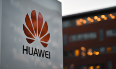 Le logo de Huawei, devant un bâtiment du groupe. (Crédits: Adobe Stock)