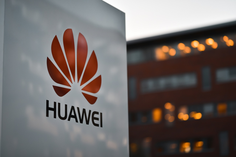 Le logo de Huawei, devant un bâtiment du groupe. (Crédits: Adobe Stock)