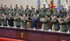 Cette photo, prise entre le 22 et le 23 octobre 2026 et diffusée le 24 octobre 2026 par l'agence de presse officielle nord-coréenne KCNA montre le dirigeant nord-coréen Kim Jong-un (c) lors d'une réunion de commandants de compagnie à Pyongyang ( KCNA VIA KNS / STR )