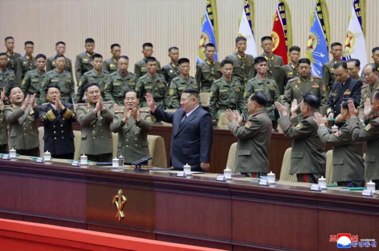 Cette photo, prise entre le 22 et le 23 octobre 2026 et diffusée le 24 octobre 2026 par l'agence de presse officielle nord-coréenne KCNA montre le dirigeant nord-coréen Kim Jong-un (c) lors d'une réunion de commandants de compagnie à Pyongyang ( KCNA VIA KNS / STR )