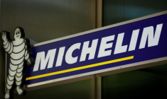 Le logo du fabricant français de pneumatiques Michelin est visible près de Paris