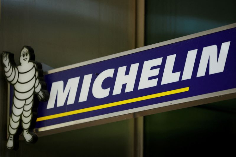 Le logo du fabricant français de pneumatiques Michelin est visible près de Paris