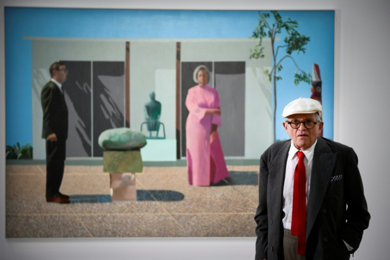 David Hockney pose devant sa peinture "Fred et Marcia Weisman" au Centre Pompidou à Paris le 16 juin 2017 ( AFP / Martin BUREAU )