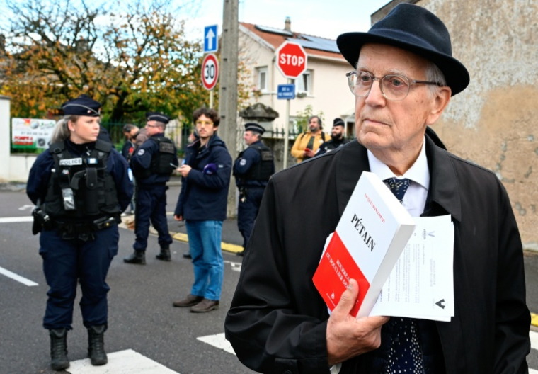 Le président de l'Association pour défendre la mémoire du maréchal Pétain (ADMP), Jacques Boncompain, devant l'église où a eu lieu une cérémonie en hommage à Pétain organisée par son association, le 15 novembre 2025, à Verdun dans la Meuse ( AFP / Jean-Christophe VERHAEGEN )
