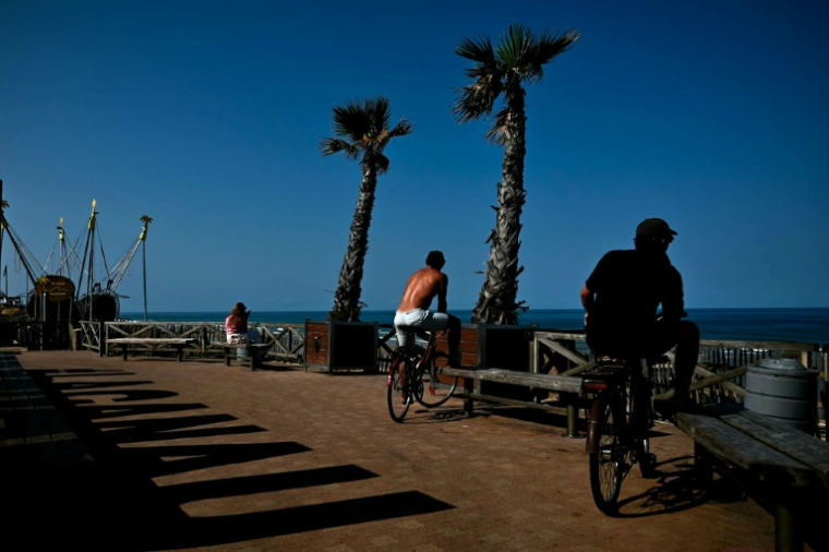 Des personnes regardent la mer à Lacanau, en Gironde, le 1er août 2026  ( AFP / Philippe Lopez )