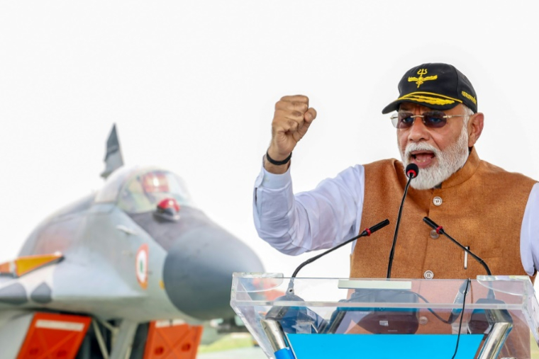 Photo diffusée par le Bureau d'information indien (PIB) montrant le Premier ministre indien Narendra Modi s'adressant au personnel des forces armées lors de sa visite à la base aérienne d'Adampur, dans l'État du Pendjab, le 13 mai 2025 ( Bureau d'information indien (PIB) / - )