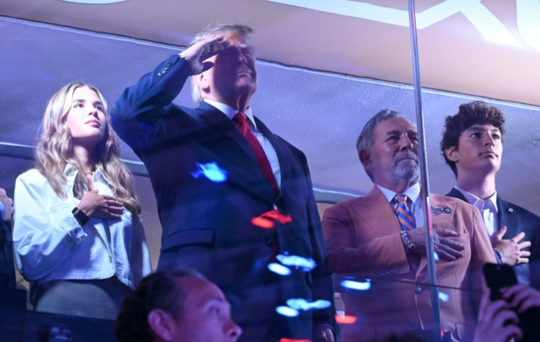 Le président américain Donald Trump assiste au troisième match de la finale de la NBA opposant les San Antonio Spurs aux New York Knicks au Madison Square Garden de New York, le 8 juin 2026 ( AFP / SAUL LOEB )