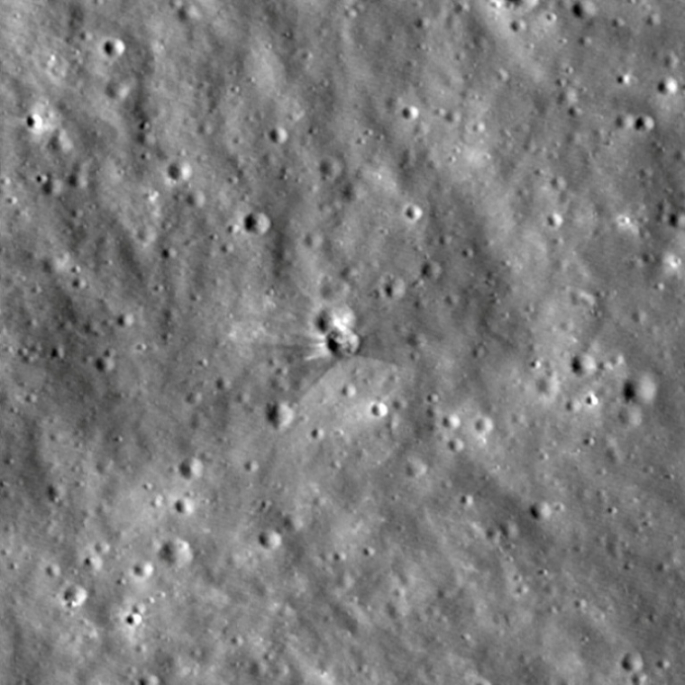 Image de la surface de la Lune diffusée par la Nasa le 18 août 2026 montrant l’endroit où un élément d'une fusée de SpaceX a percuté le sol lunaire, le 5 août 2026  ( NASA Goddard/Intuitive Machines / - )