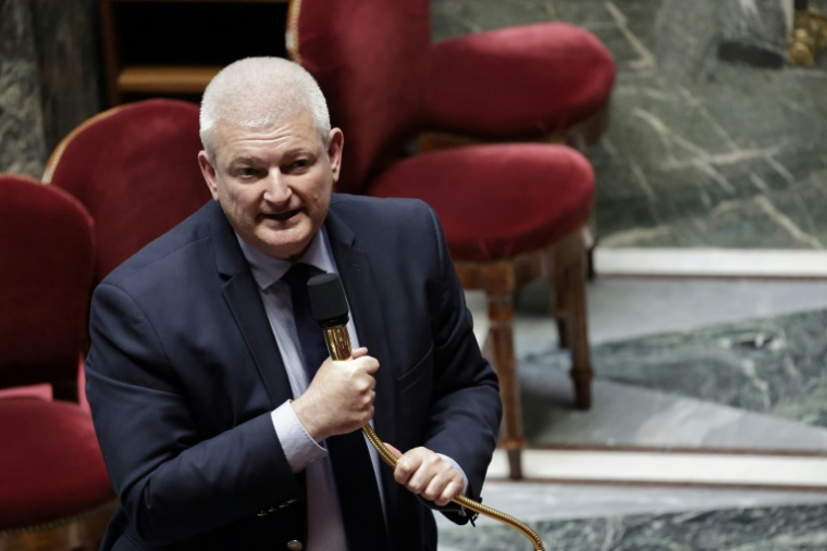 Le député Olivier Falorni défend à l'Assemblée son texte créant un "droit à l'aide à mourir" le 27 mai 2025 ( AFP / STEPHANE DE SAKUTIN )