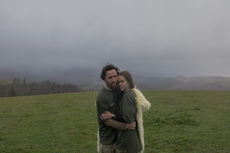 Anastassia Podobaïlo (d) et son époux Mykola Iassinenko lors d'une retraite en montagne destinée à soutenir le rétablissement psychologique et le bien-être mental des médecins militaires ukrainiens dans la région de Transcarpatie, dans l'ouest de l'Ukraine, le 27 octobre 2025 ( AFP / Roman PILIPEY )