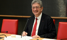 Le leader de La France insoumise Jean-Luc Mélenchon lors de son audition devant la commission d'enquête parlementaire sur des liens supposés entre mouvements politiques et réseaux islamistes, le 6 décembre 2025 à Paris ( AFP / Bertrand GUAY )