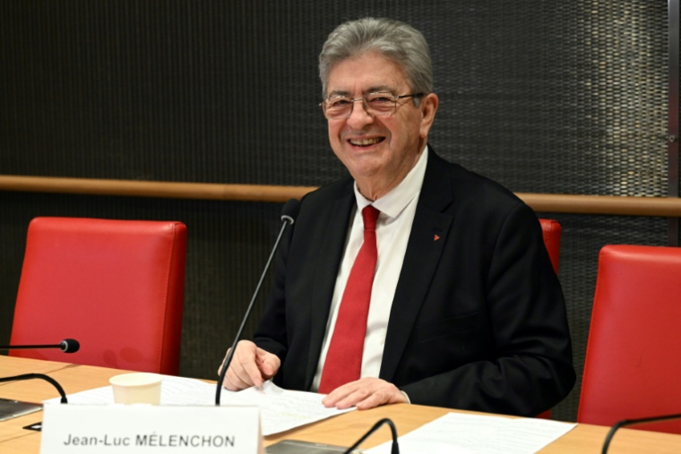 Le leader de La France insoumise Jean-Luc Mélenchon lors de son audition devant la commission d'enquête parlementaire sur des liens supposés entre mouvements politiques et réseaux islamistes, le 6 décembre 2025 à Paris ( AFP / Bertrand GUAY )